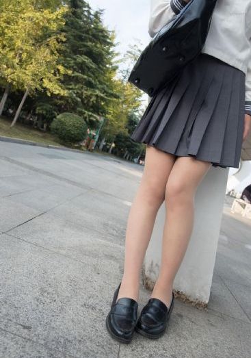 脱了她裙子摸进她的内裤亲吻
