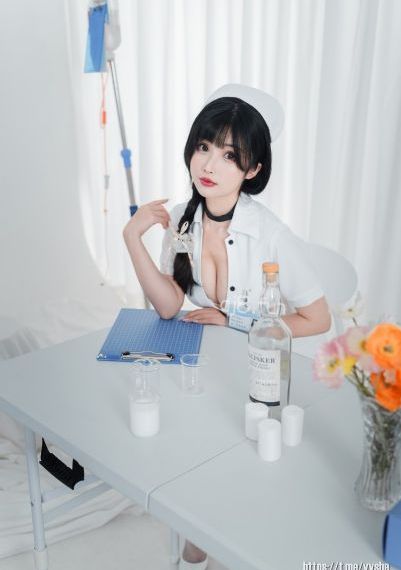 小受夹腿憋尿时被攻按小腹